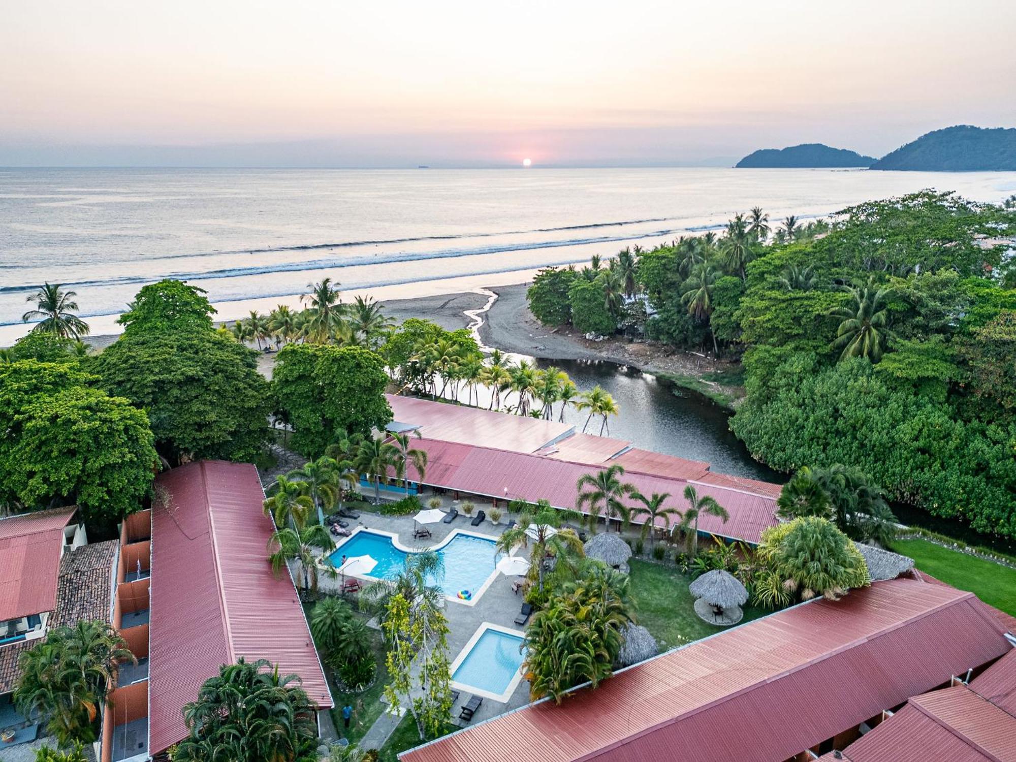 Beach Break Resort & Cr Surf Camp Jaco Bagian luar foto