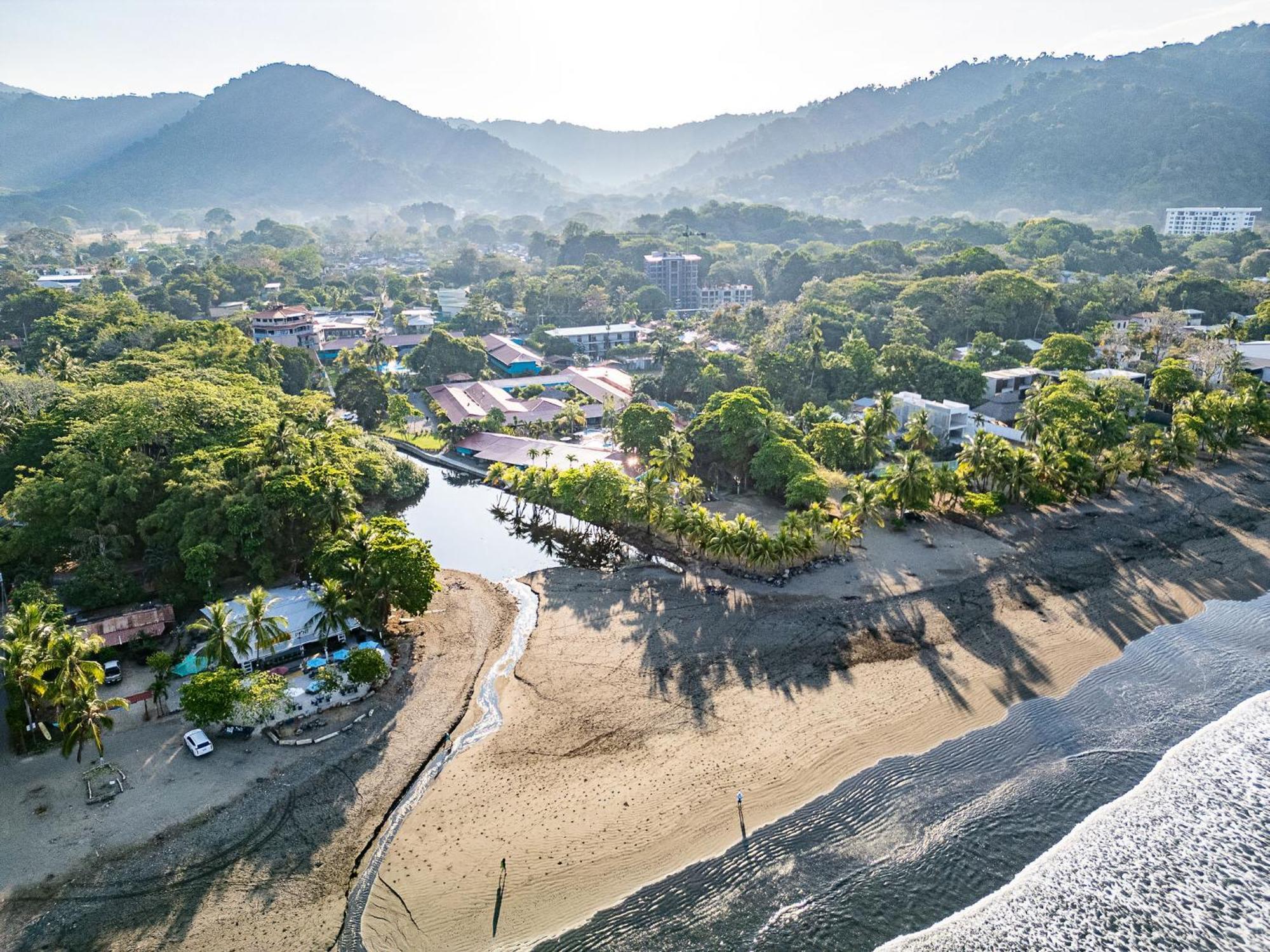 Beach Break Resort & Cr Surf Camp Jaco Bagian luar foto