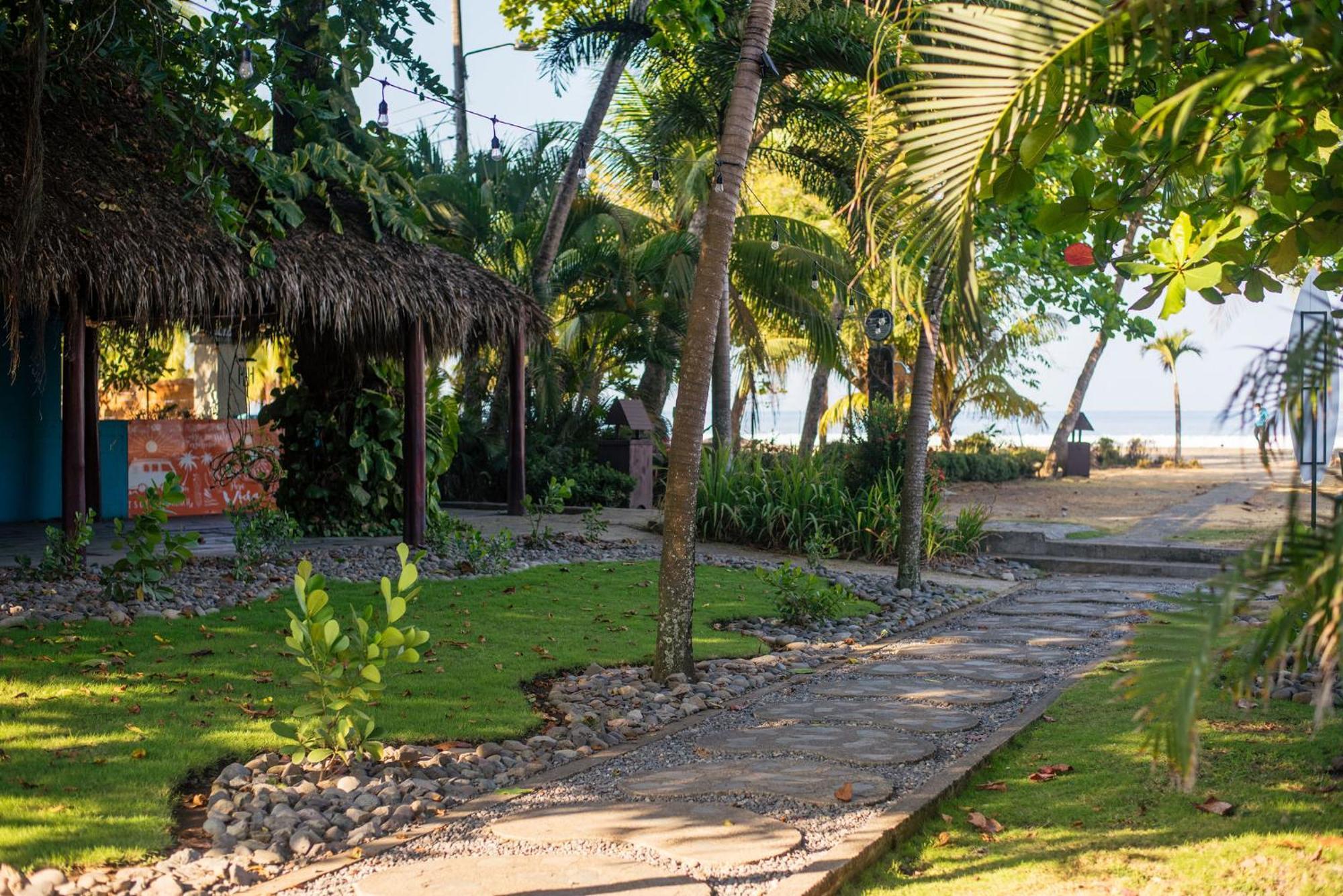 Beach Break Resort & Cr Surf Camp Jaco Bagian luar foto