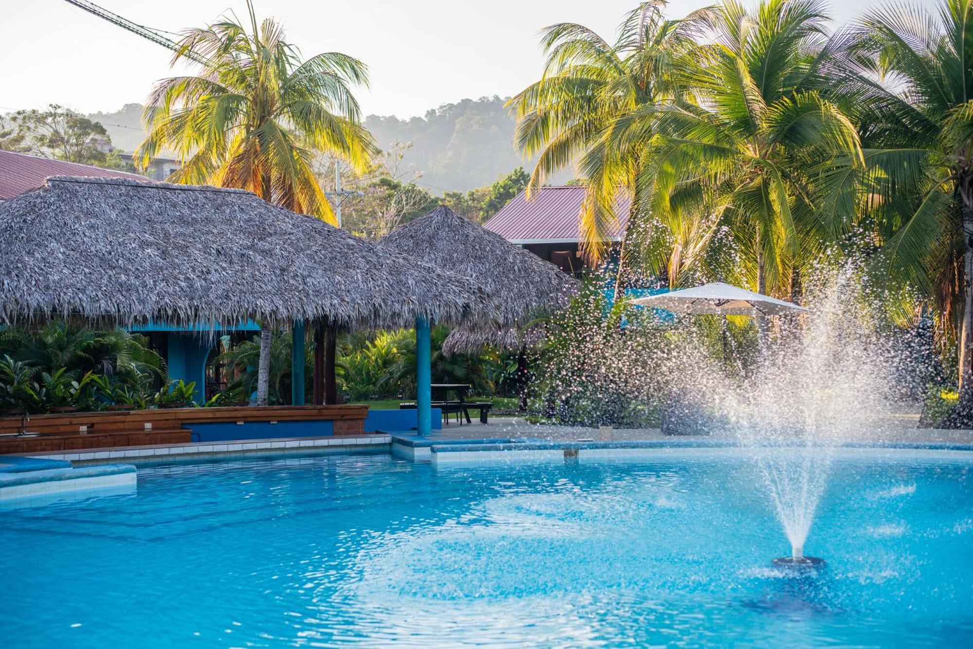 Beach Break Resort & Cr Surf Camp Jaco Bagian luar foto