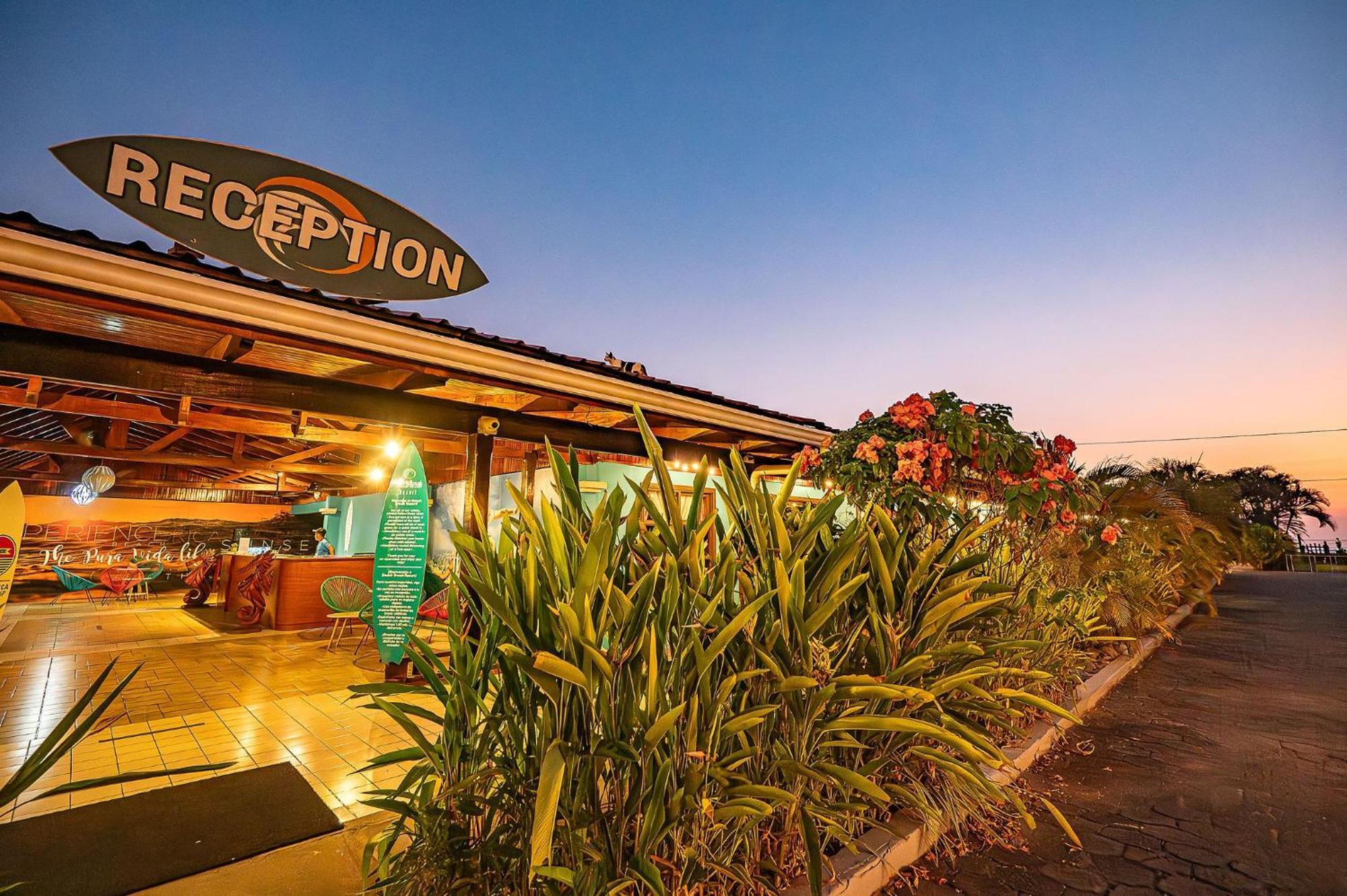 Beach Break Resort & Cr Surf Camp Jaco Bagian luar foto