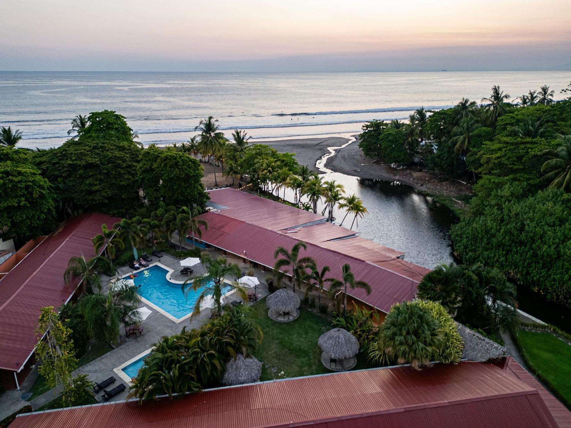 Beach Break Resort & Cr Surf Camp Jaco Bagian luar foto