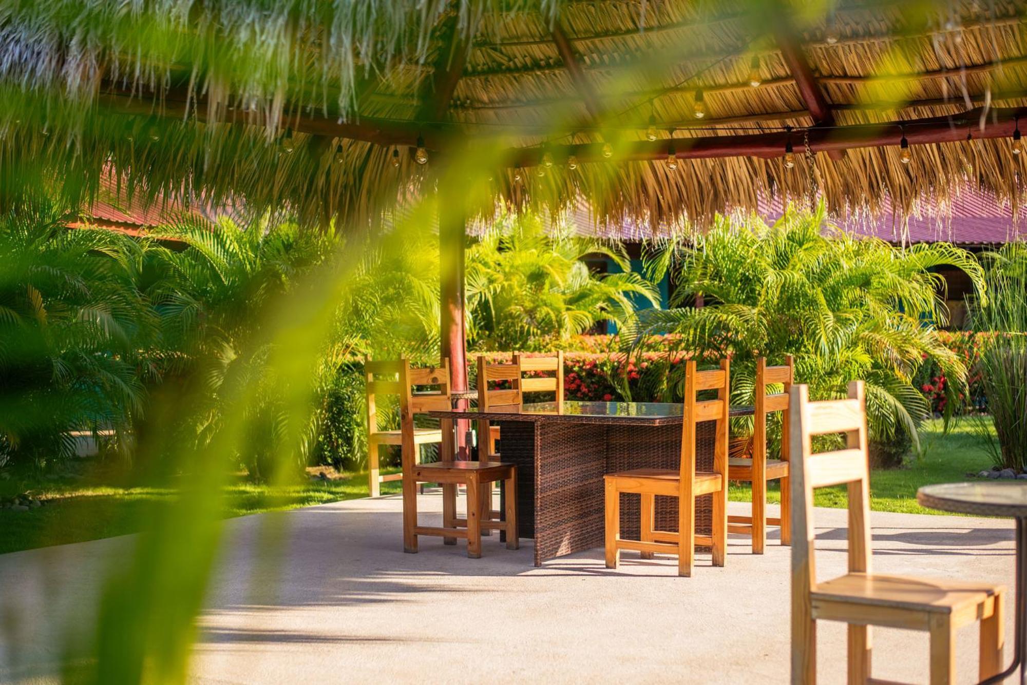 Beach Break Resort & Cr Surf Camp Jaco Bagian luar foto