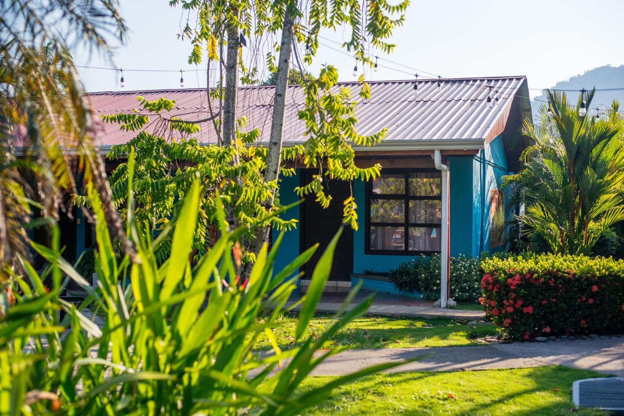 Beach Break Resort & Cr Surf Camp Jaco Bagian luar foto